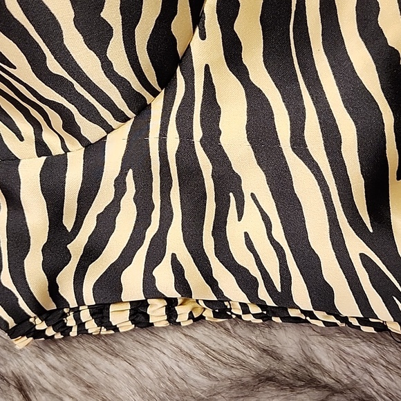 Sincerly Jules Tiger Stripe Top - Picture 8 of 8